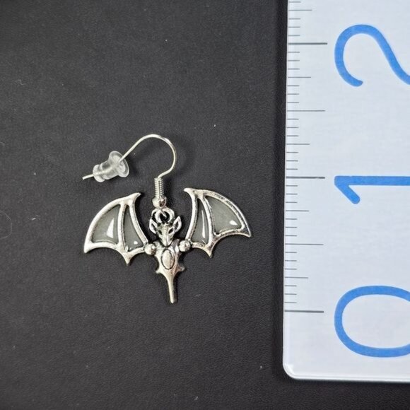 ๐ Gothic Bat Earrings that Glow (NWOT) - Picture 5 of 6